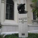 Accanto alla Camera di Commercio si nota una statua donata dai Bersaglieri di Bari alla citt�